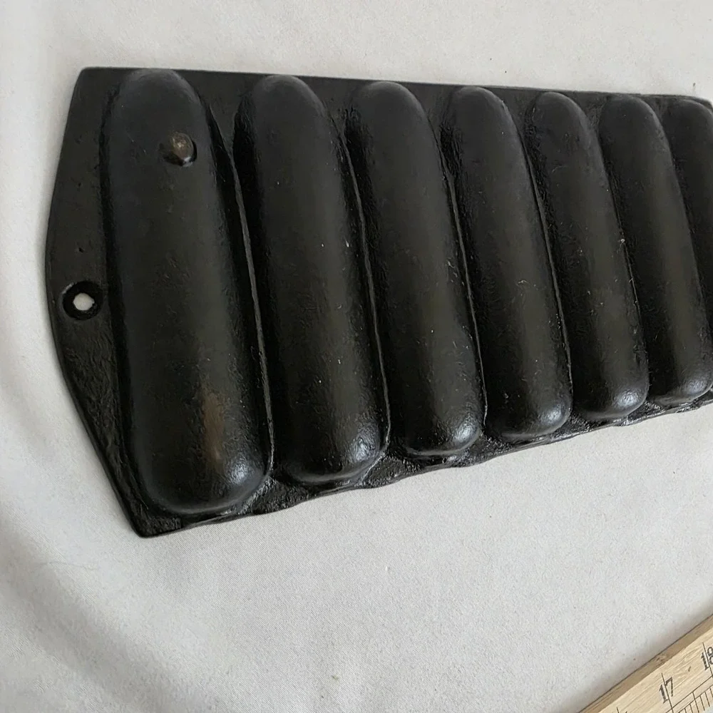 Vintage Cast‎ Iron Cornbread Stick Pan 7 Slot 12